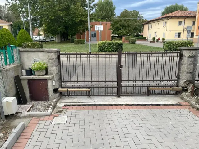 Cancelli a battente con motori interrati